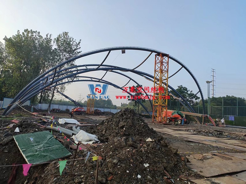 寧波諾丁漢大學(xué)室外運(yùn)動(dòng)場(chǎng)地改擴(kuò)建項(xiàng)目膜結(jié)構(gòu)工程火熱施工中 寧波諾丁漢大學(xué)室外運(yùn)動(dòng)場(chǎng)地改擴(kuò)建項(xiàng)目膜結(jié)構(gòu)工程火熱施工中