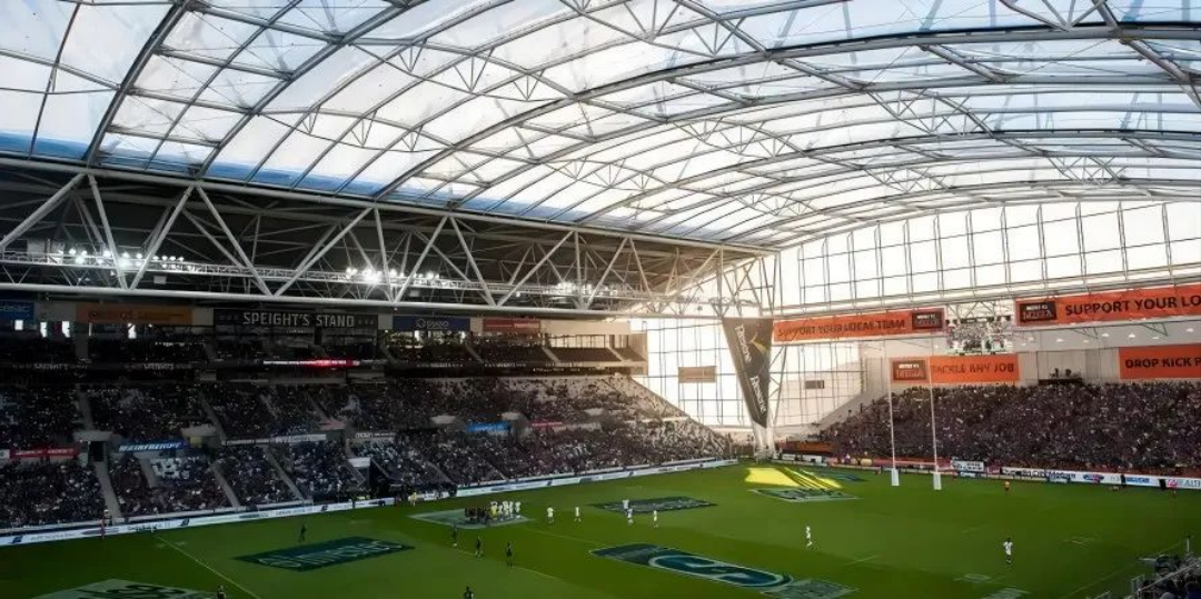 屋頂下生長(zhǎng)著天然草皮的永久封閉式體育場(chǎng)