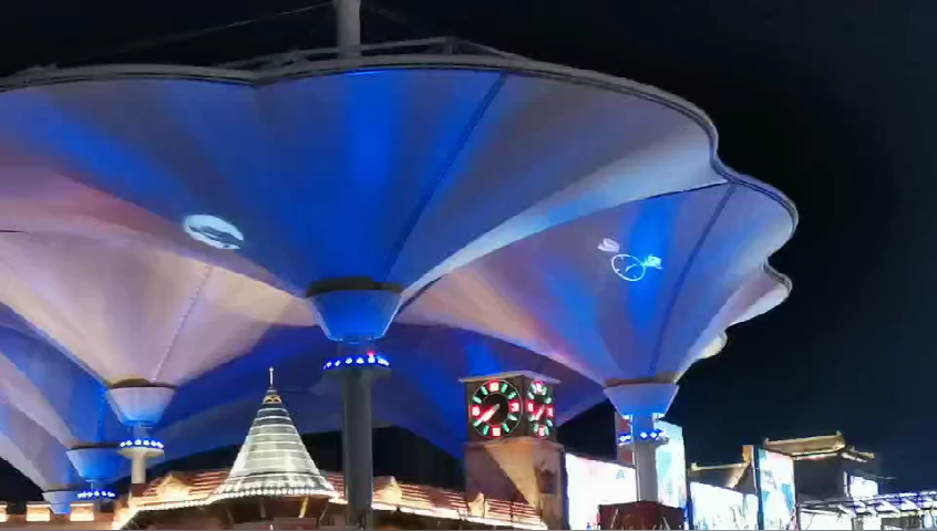 聊城歡樂小鎮七彩云朵膜結構夜景