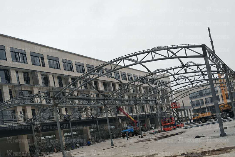 奉化方橋農副鋼結構雨棚工程鋼結構施工中