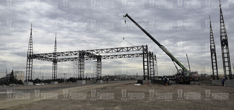 紹興西高速收費站頂棚工程鋼結構安裝中