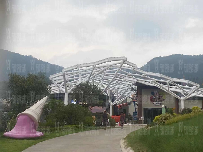 樂清鐵定溜溜樂園商業街蜂窩狀ETFE膜結構工程鋼結構已全部完成