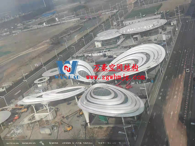 滬通鐵路張家港站地方配套工程站前西側旅客集散區蝴蝶造型天幕工程完工
